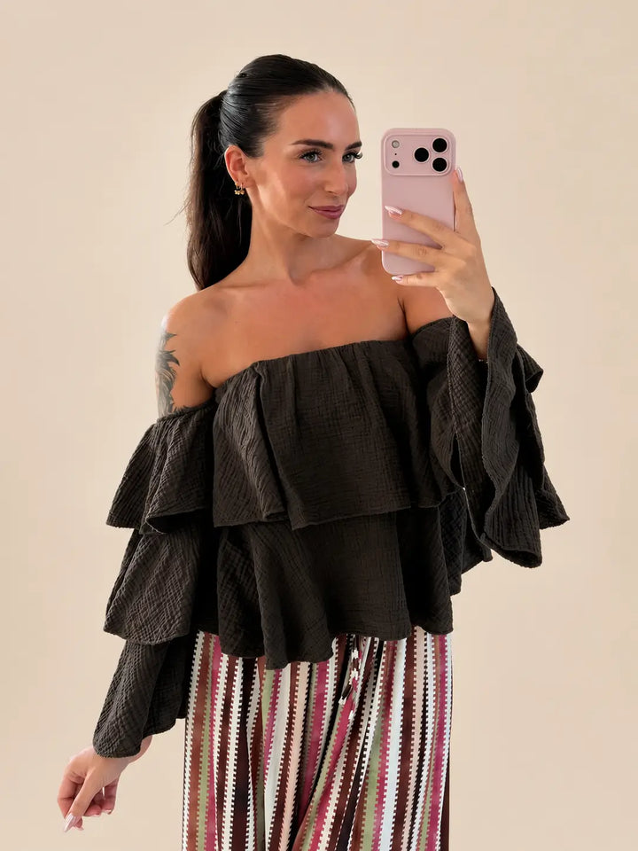 Strapless mousseline blouse dames in Bruin met volants, close up | Lisa’s Boutique