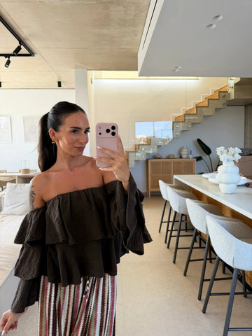 Blusa de muselina sin tirantes mujer marrón, selfi en el espejo en el salón | Lisa’s Boutique