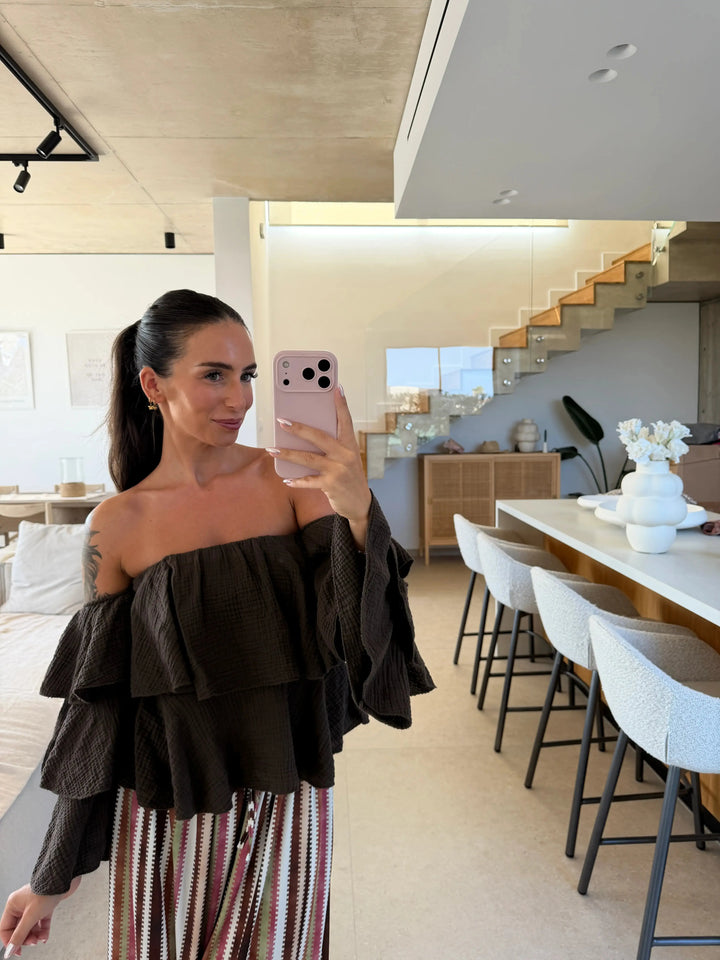 Strapless Mousseline Blouse – Bruin – gedragen door een model | Lisa’s Boutique