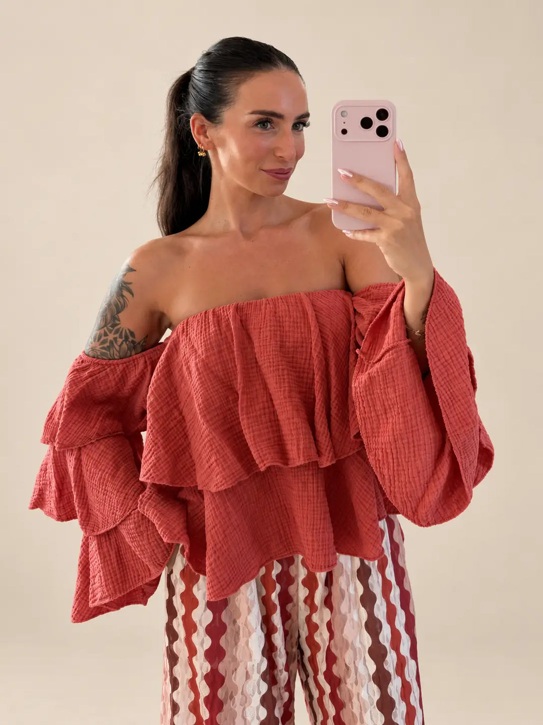 Strapless mousseline blouse dames in Roest met volants, close up | Lisa’s Boutique