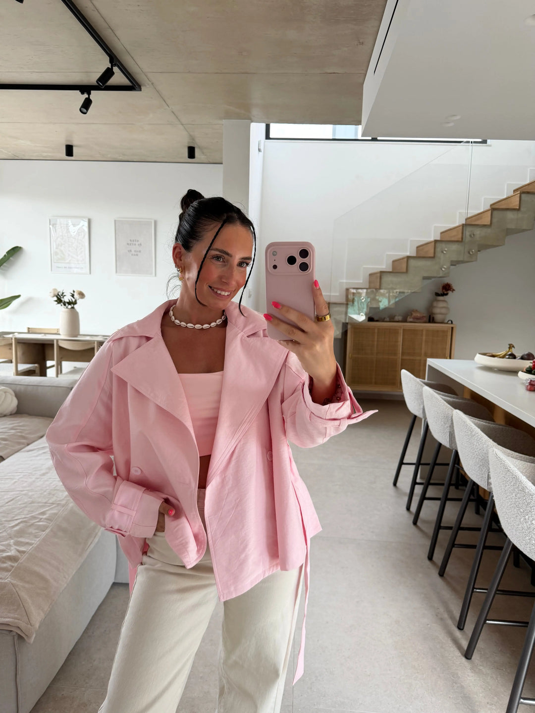 Różowy trencz damski, selfie w lustrze we wnętrzu, lekko z boku | Lisa’s Boutique