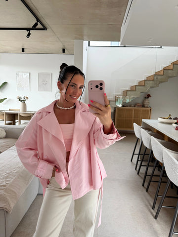 Różowy trencz damski, selfie w lustrze we wnętrzu, lekko z boku | Lisa’s Boutique