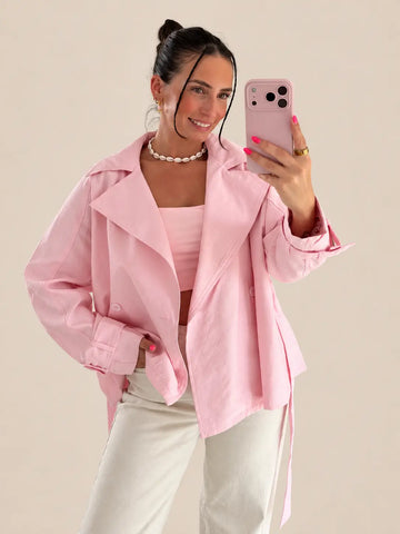 Różowy trencz damski, widok z przodu | Lisa’s Boutique