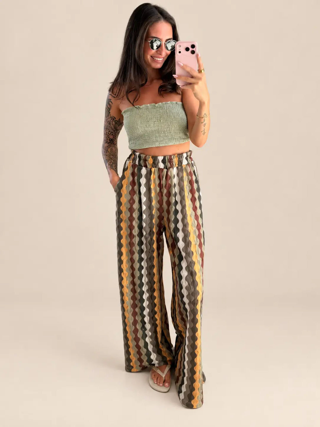 Gemusterte Hose Damen in Khaki mit Wellenmuster und Tube Top in Hellgrün | Lisa’s Boutique