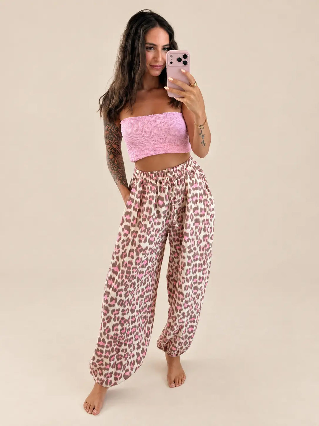 Mousseline broek dames in Beige met luipaardprint en roze tube top | Lisa’s Boutique