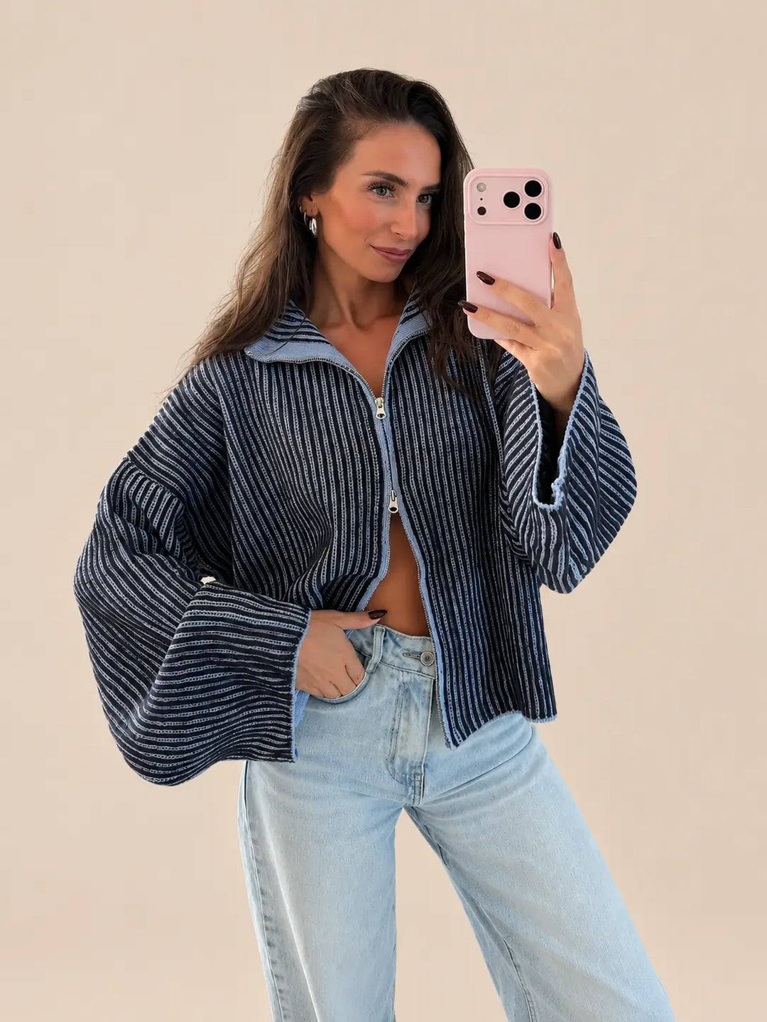 Zipper Cardigan Damen in Blau mit feinen Streifen und Reißverschluss, kombiniert mit Jeans | Lisa’s Boutique