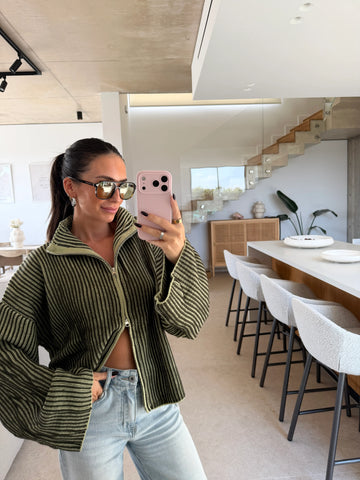 Cardigan mujer de rayas caqui con estructura acanalada, foto en el espejo en el salón con vaqueros | Lisa’s Boutique