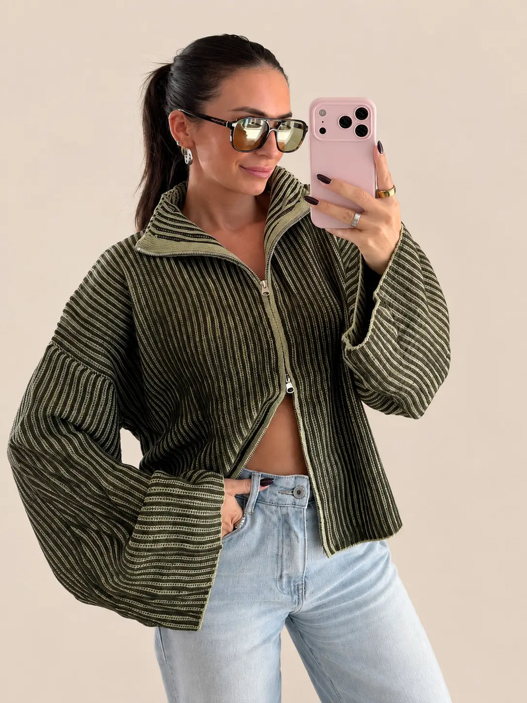 Vest met rits dames in Khaki met strepen en opstaande kraag, vooraanzicht aan het model met jeans | Lisa’s Boutique