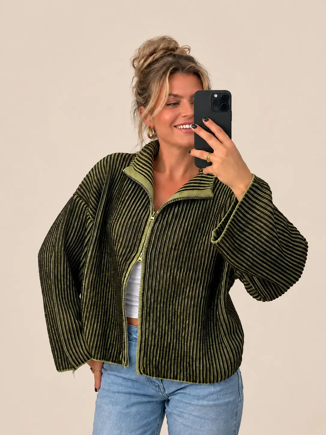 Zipper Cardigan Damen in Khaki mit feinen Streifen, Reißverschluss und weitem Kragen | Lisa’s Boutique